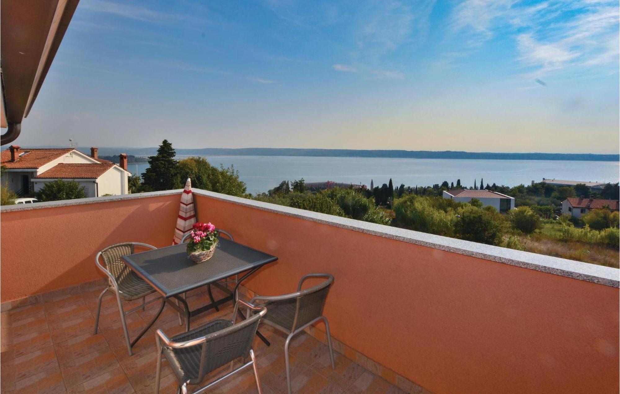 2 Bedroom Amazing Apartment In Portoroz Ngoại thất bức ảnh